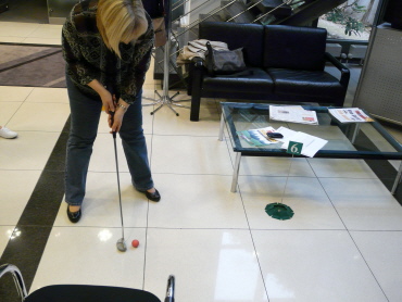 Bürogolf geht ganz einfach. Wie Minigolf.